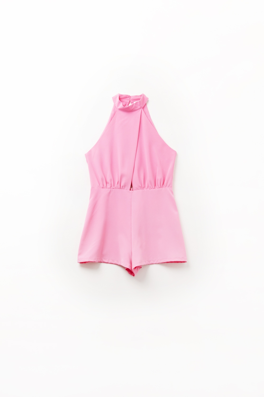 Mono rosa de cuello alto con detalle de pliegue frontal