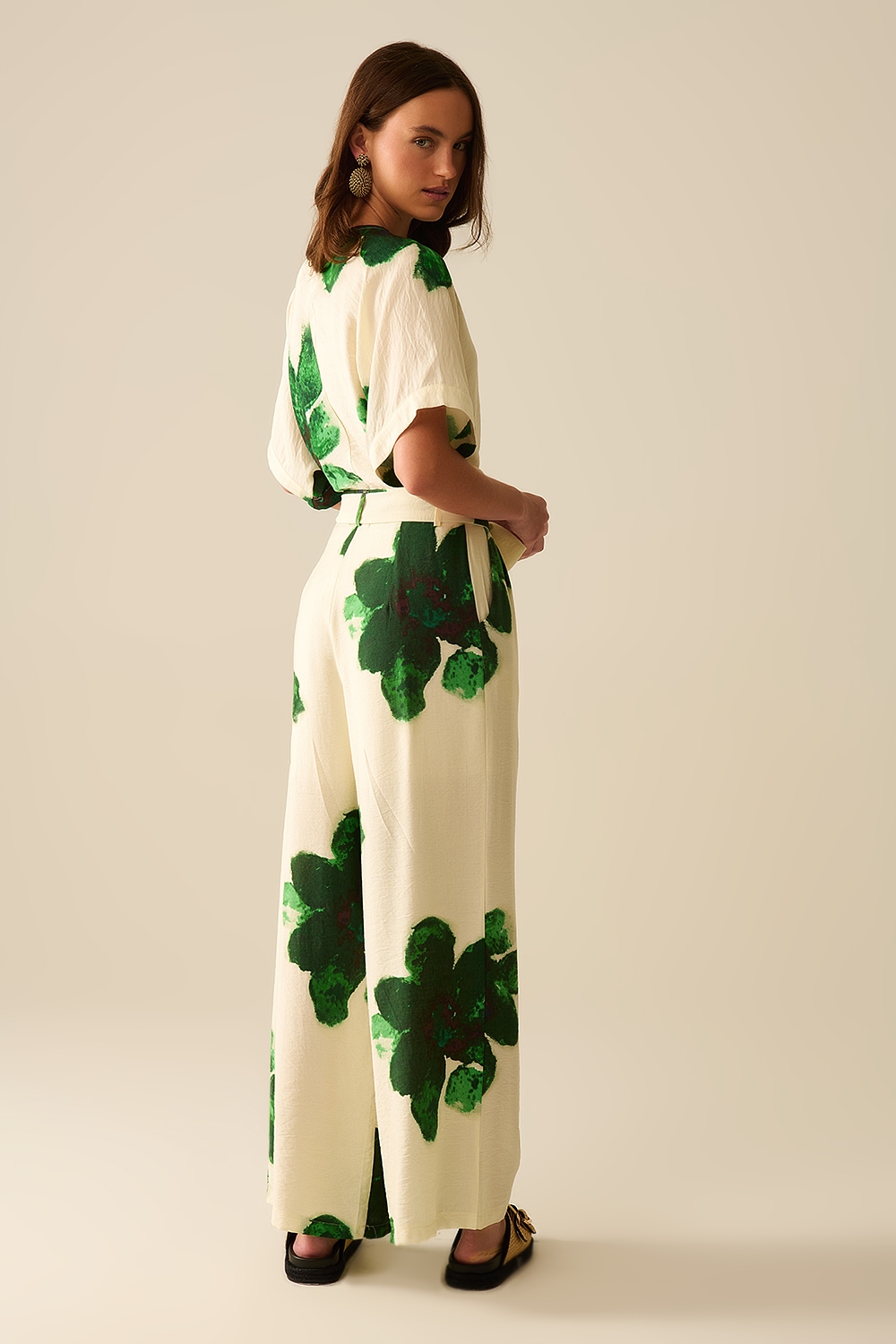 Pantalones Palazzo blancos con estampado de flores tropicales verdes y cinturón a juego Pantalones Palazzo blancos con estampado de flores tropicales verdes y cinturón a juego