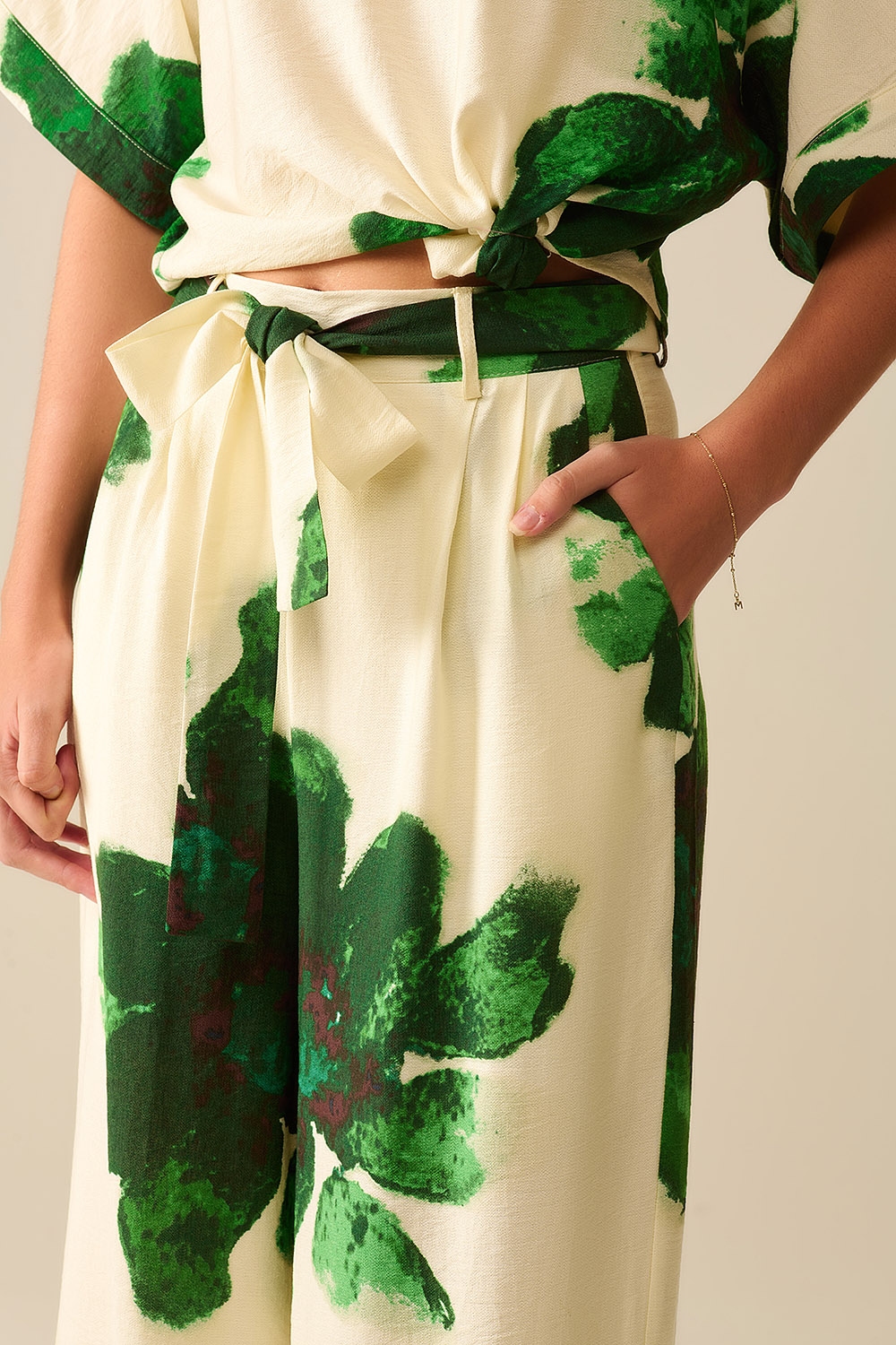 Pantalones Palazzo blancos con estampado de flores tropicales verdes y cinturón a juego Pantalones Palazzo blancos con estampado de flores tropicales verdes y cinturón a juego
