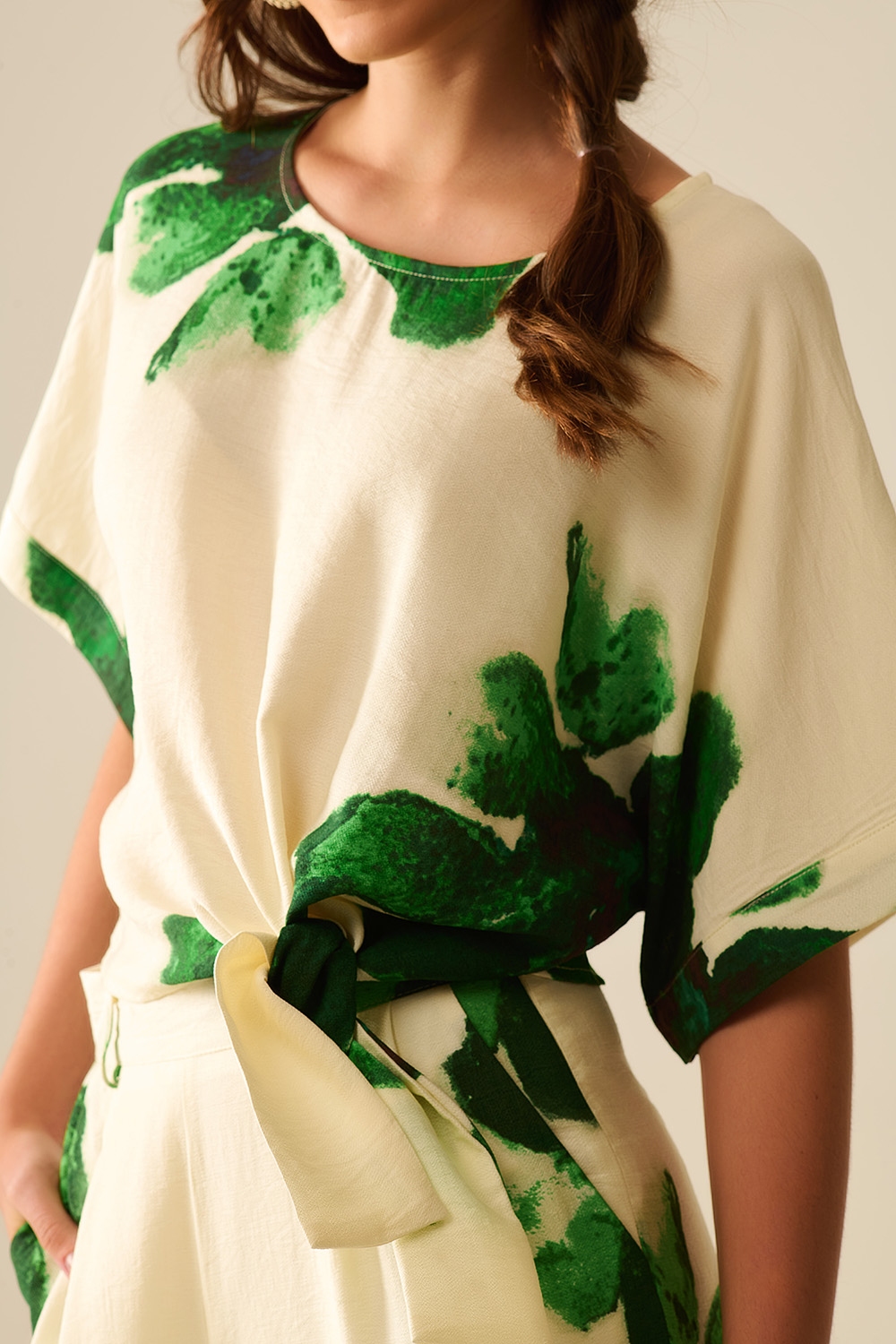 Blusa Recortada con Estampado Floral en Verde Atada a la Cintura Blusa Recortada con Estampado Floral en Verde Atada a la Cintura