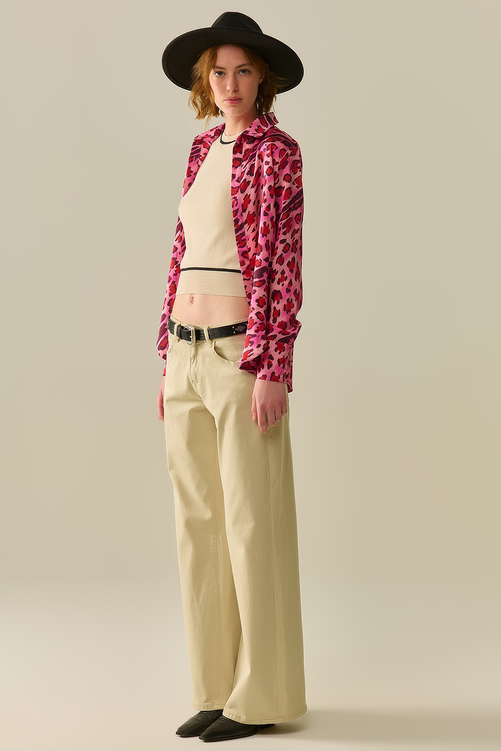 Pantalones beige de pierna ancha y corte recto Pantalones beige de pierna ancha y corte recto