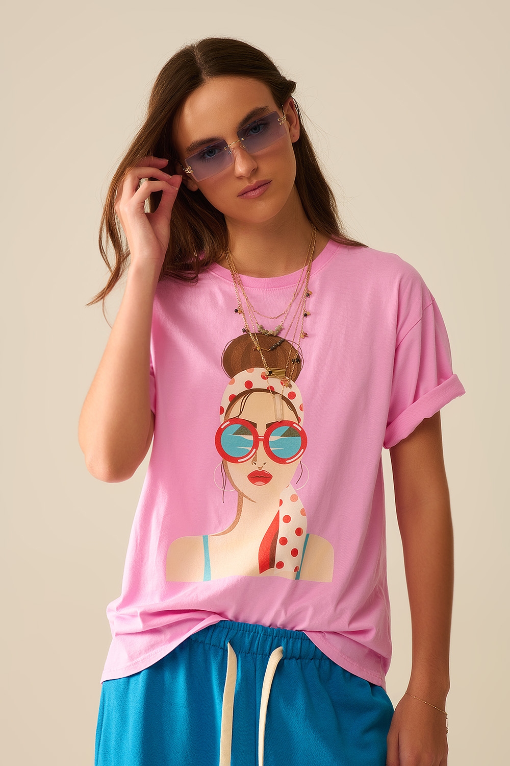 Camiseta rosa hecha en Italia con un gr&aacute;fico vintage de una chica