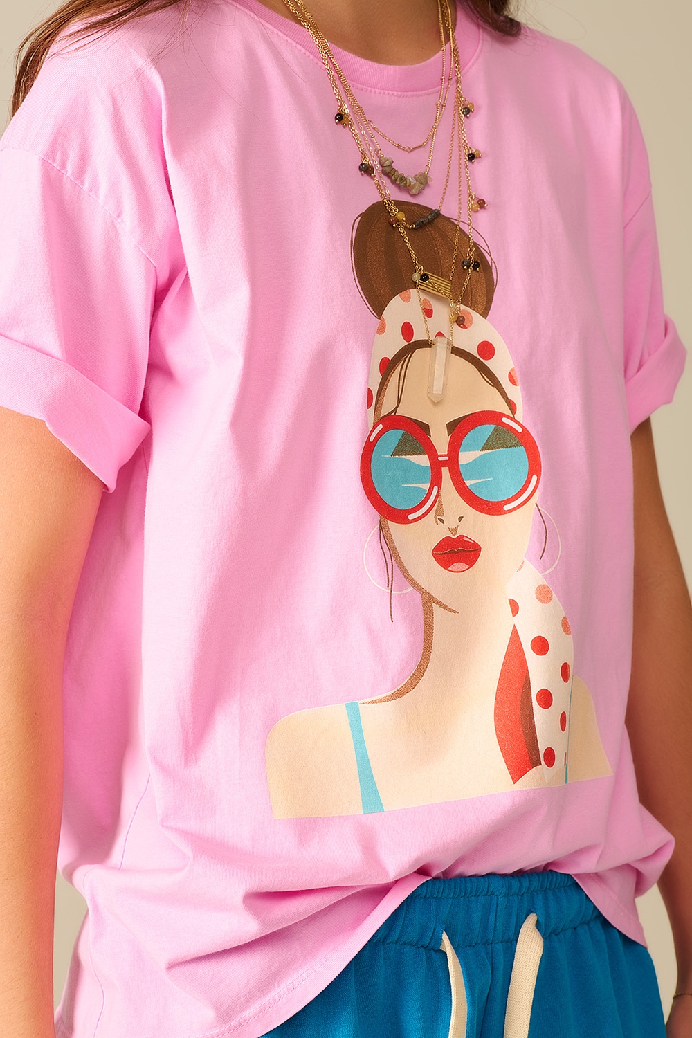 Camiseta rosa hecha en Italia con un gr&aacute;fico vintage de una chica