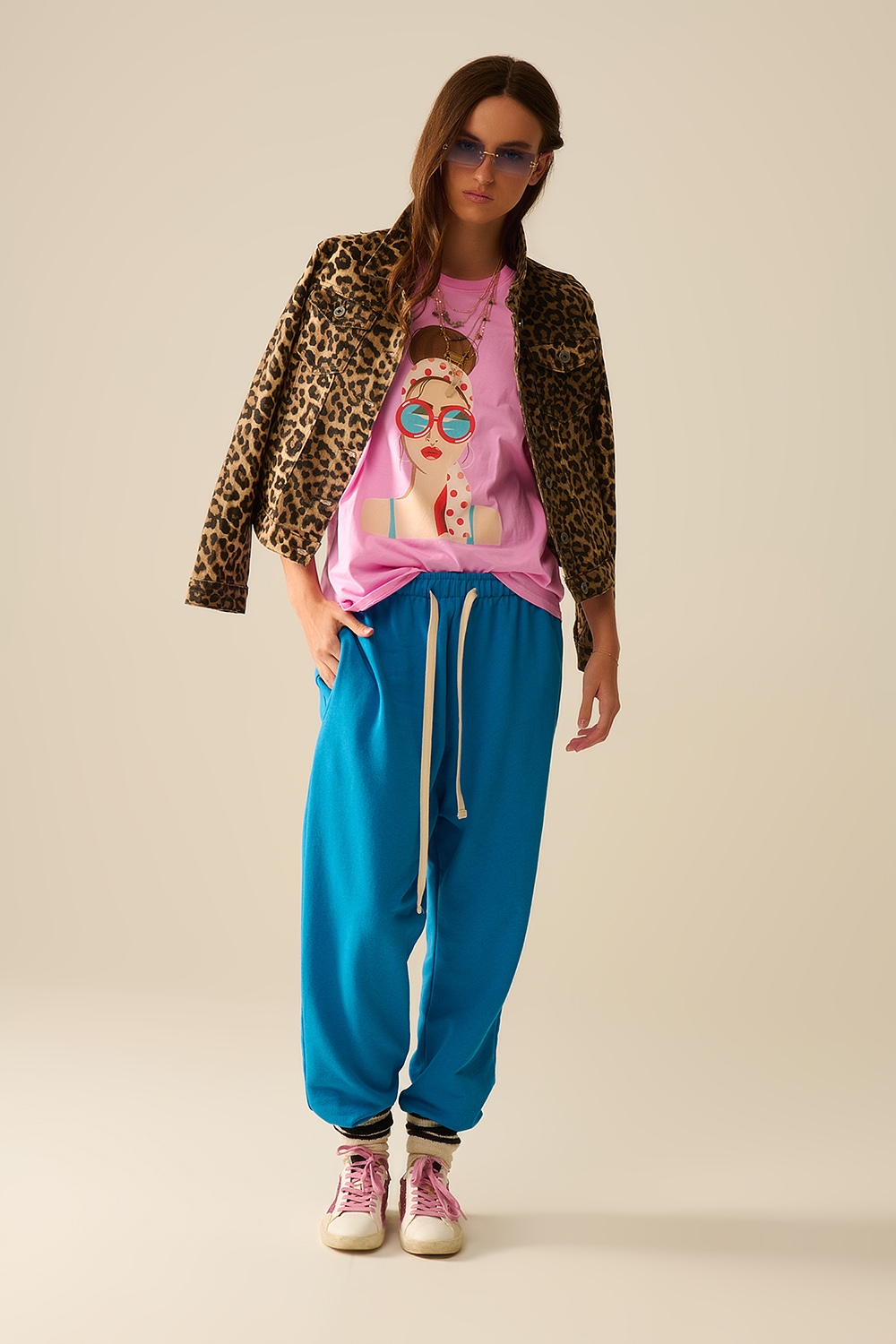 Camiseta rosa hecha en Italia con un gr&aacute;fico vintage de una chica