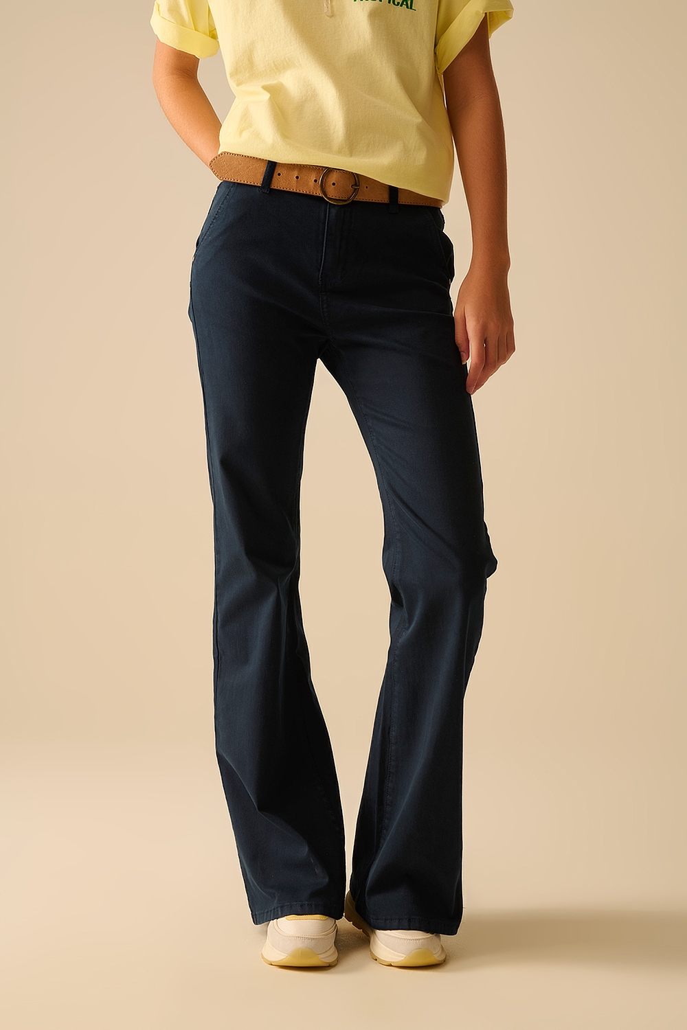 Vaqueros acampanados denim azul marino c&oacute;modos y el&aacute;sticos