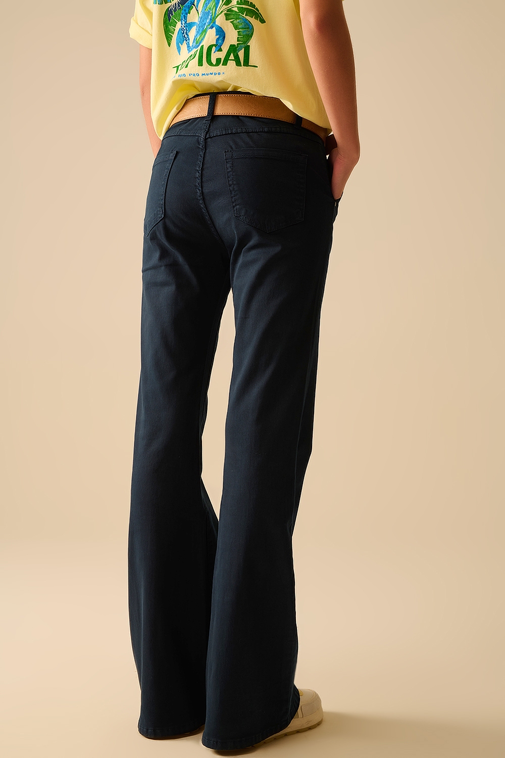 Vaqueros acampanados denim azul marino c&oacute;modos y el&aacute;sticos