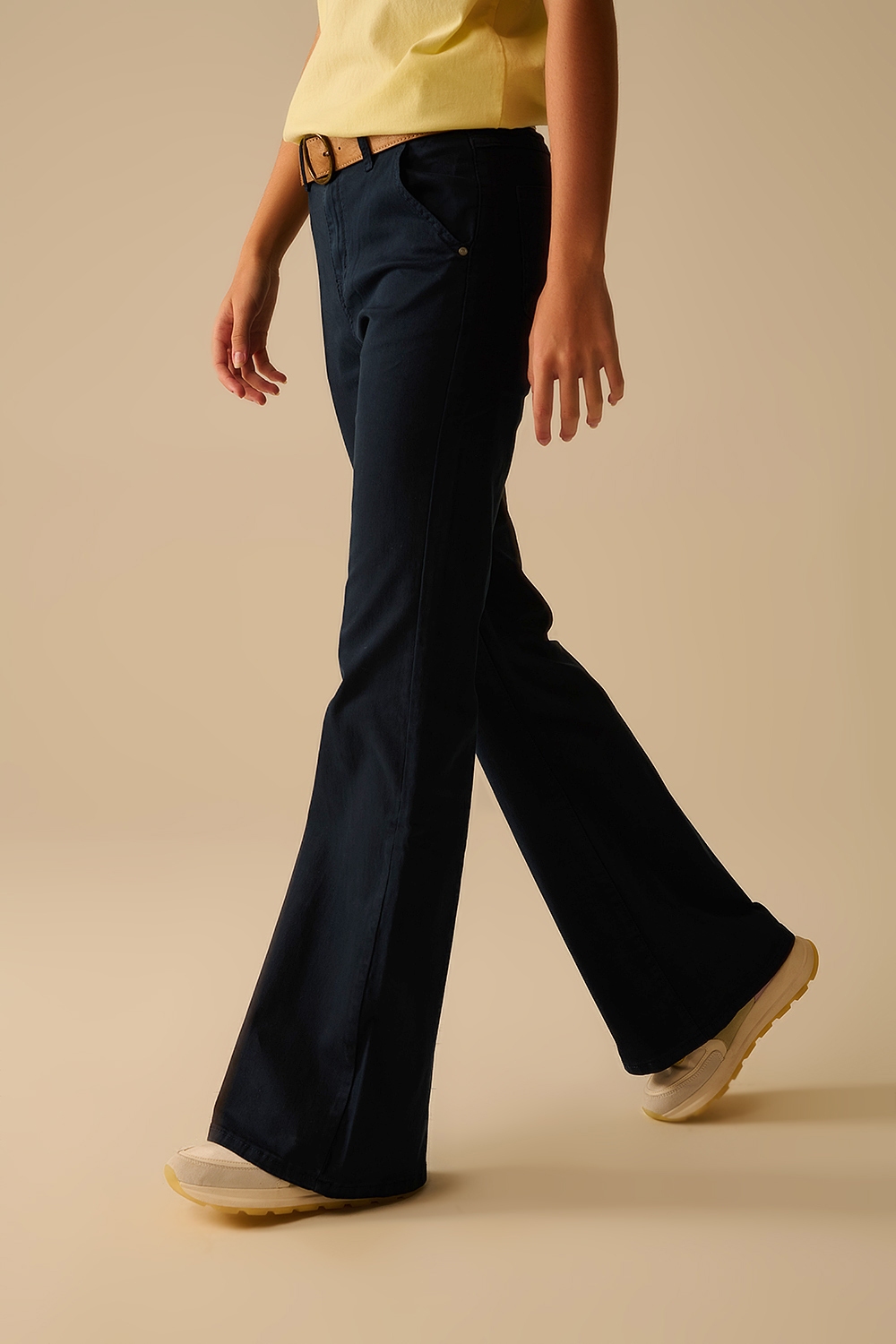 Vaqueros acampanados denim azul marino c&oacute;modos y el&aacute;sticos