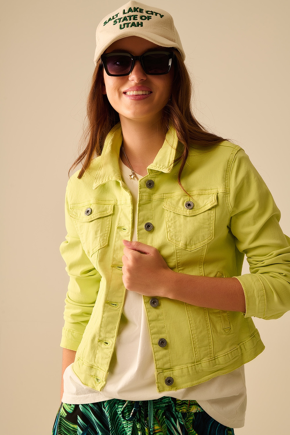 Chaqueta b&aacute;sica vaquera el&aacute;stica con bolsillos en color lima