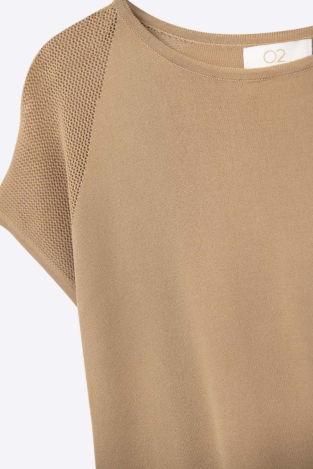 Jersey de manga corta de canal&eacute; camel con malla de punto en el hombro