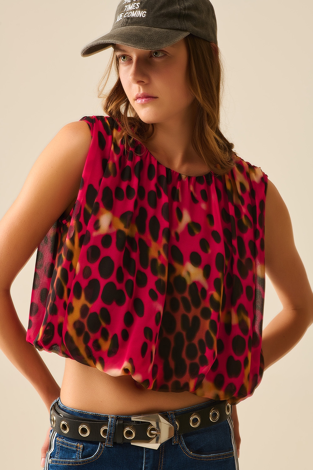 Top plisado con estampado animal en rojo y negro