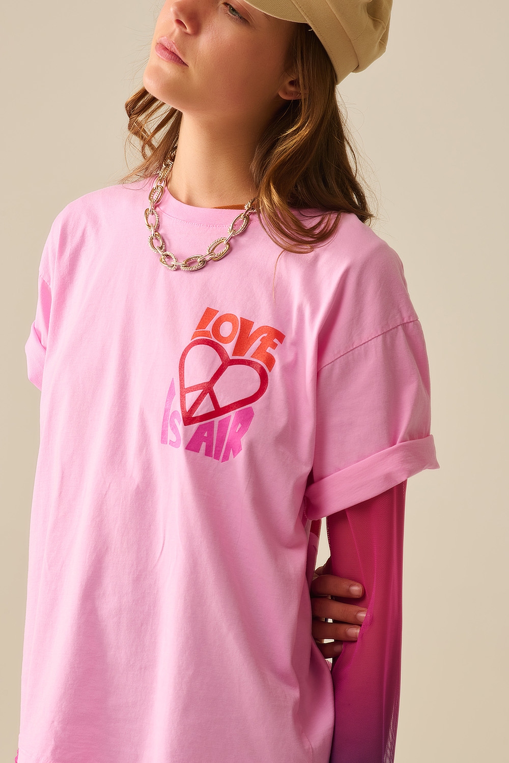 Camiseta rosa con el logotipo Love is Air y Coraz&oacute;n con Paz