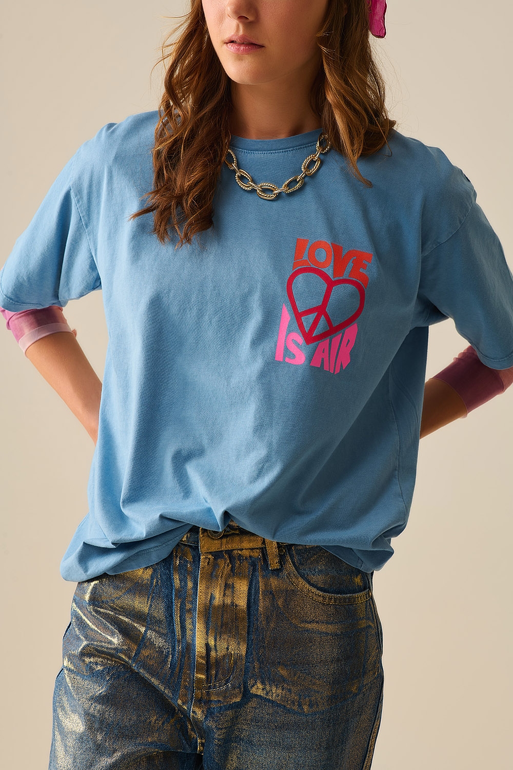 Camiseta azul made in italy con logo Love is Air y Coraz&oacute;n con Paz