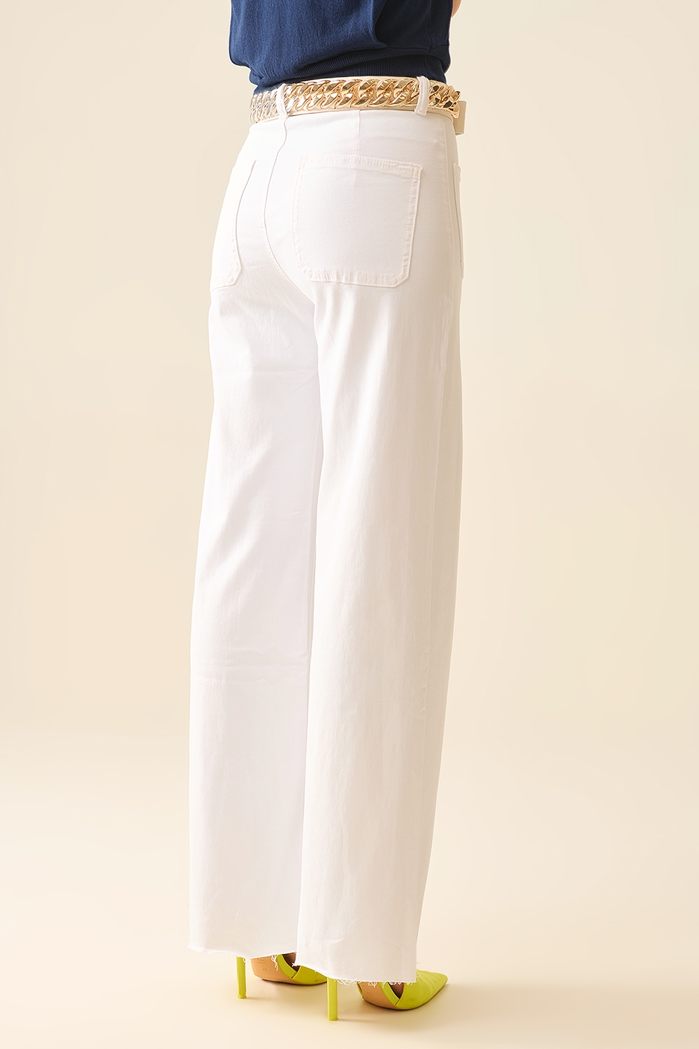 Pantalones blancos rectos con bolsillos delanteros