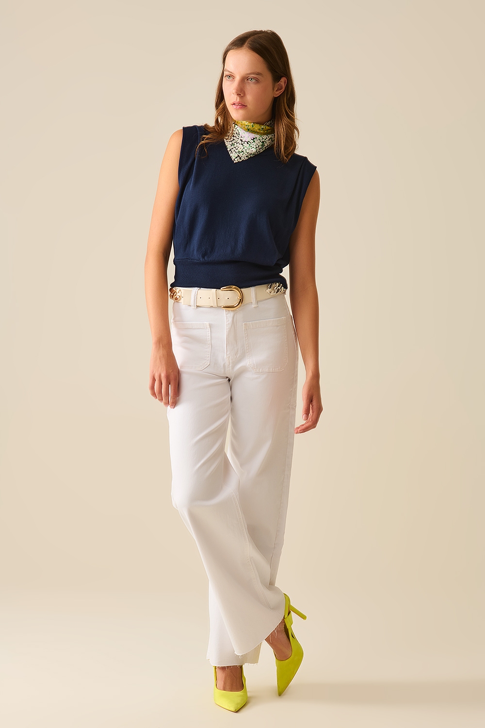 Pantalones blancos rectos con bolsillos delanteros