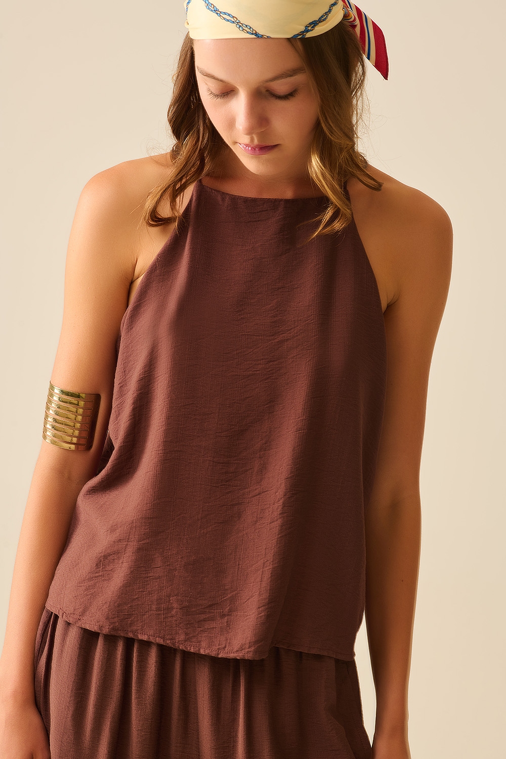 Camiseta básica de verano con cuello halter en marrón chocolate Camiseta básica de verano con cuello halter en marrón chocolate