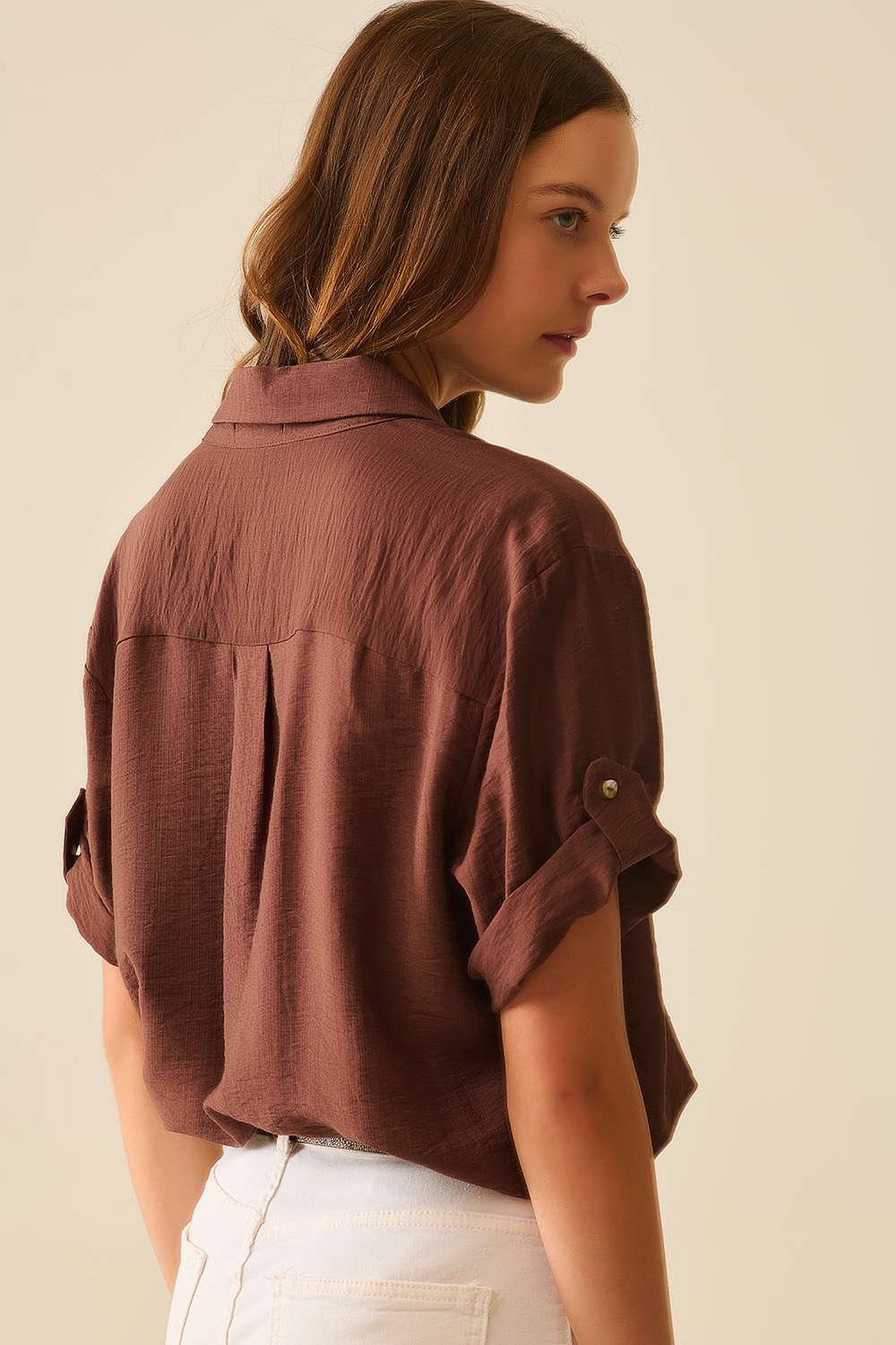 Camisa marrón chocolate con mangas cortas y pliegue en la manga Camisa marrón chocolate con mangas cortas y pliegue en la manga