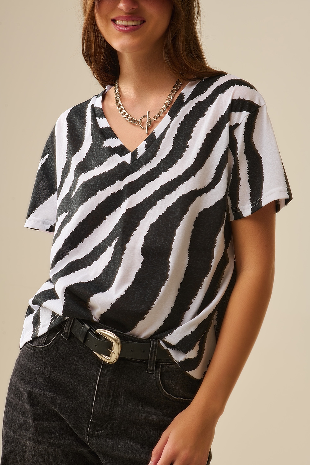 Camiseta con cuello de pico y estampado de cebra negro