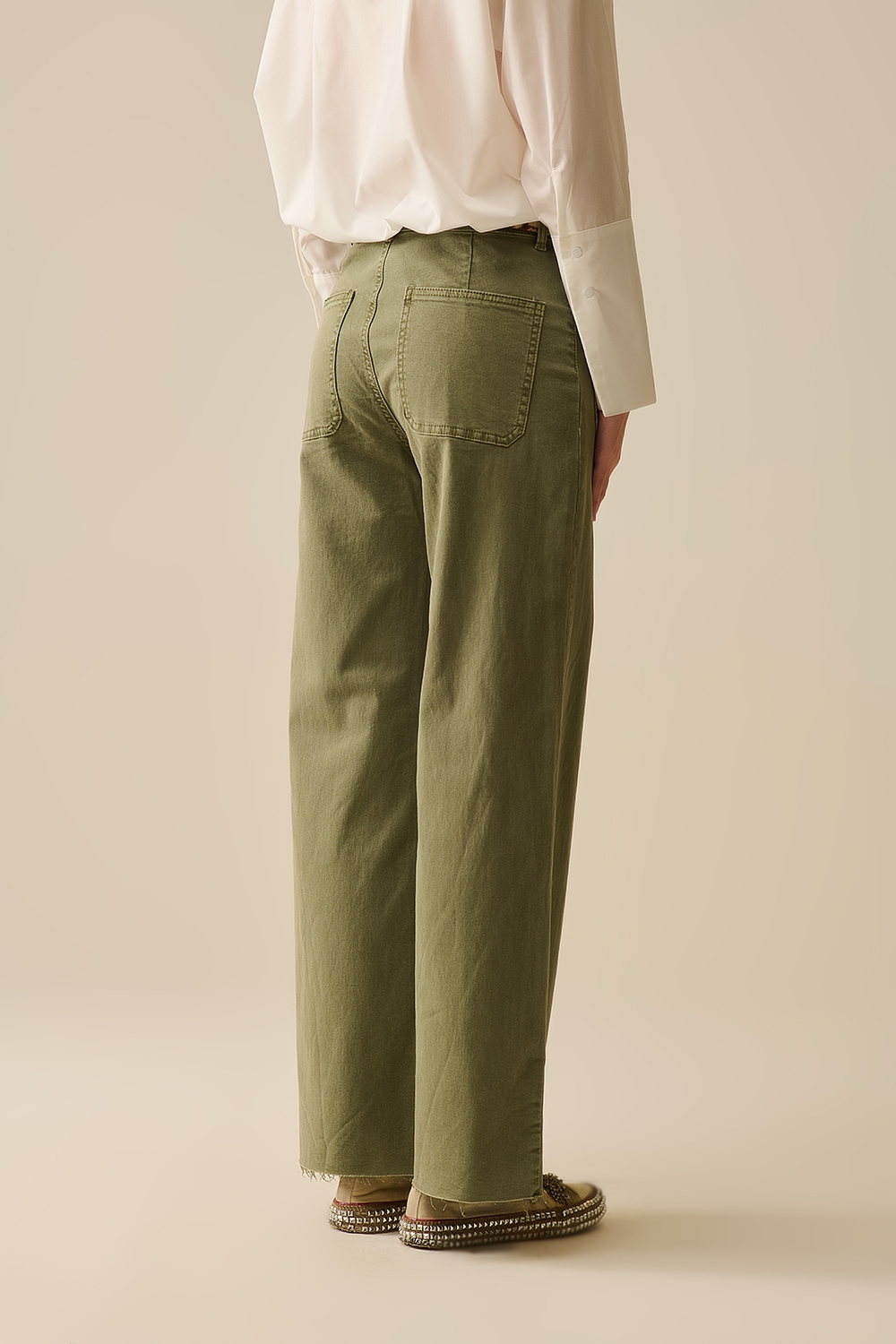 pantalones de pierna ancha con bolsillos delanteros en color caqui pantalones de pierna ancha con bolsillos delanteros en color caqui