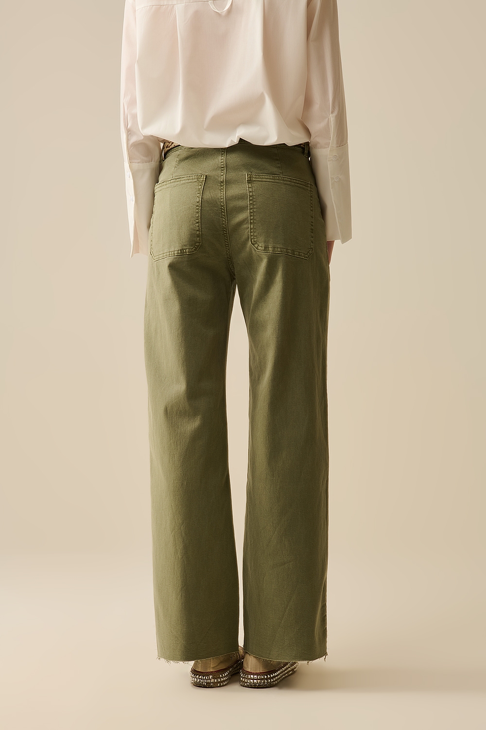 pantalones de pierna ancha con bolsillos delanteros en color caqui pantalones de pierna ancha con bolsillos delanteros en color caqui