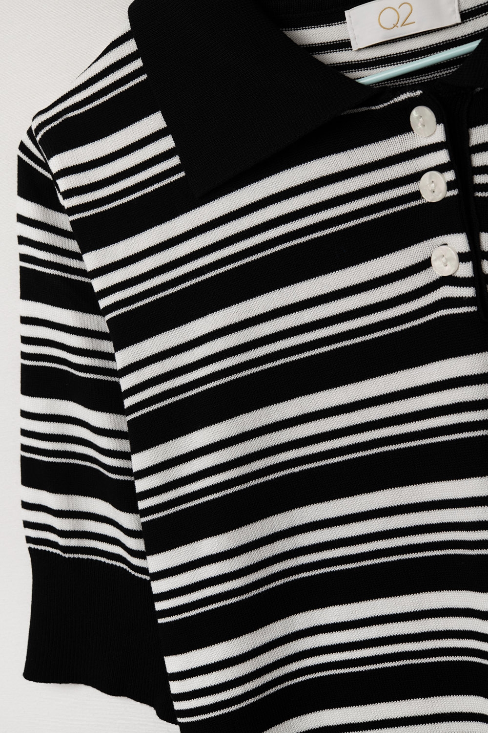 Jersey de rayas blancas y negras con cuello polo