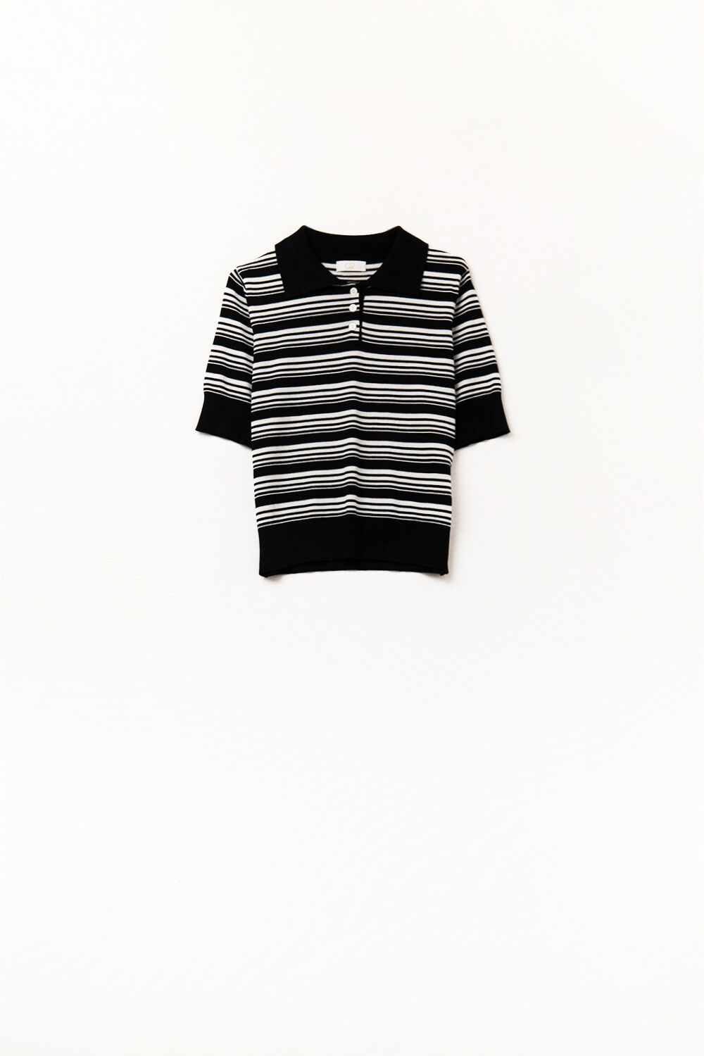 Jersey de rayas blancas y negras con cuello polo