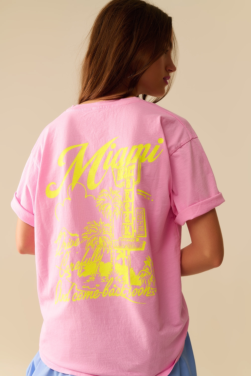 Camiseta rosa con logotipo de Miami estampado en amarillo Camiseta rosa con logotipo de Miami estampado en amarillo