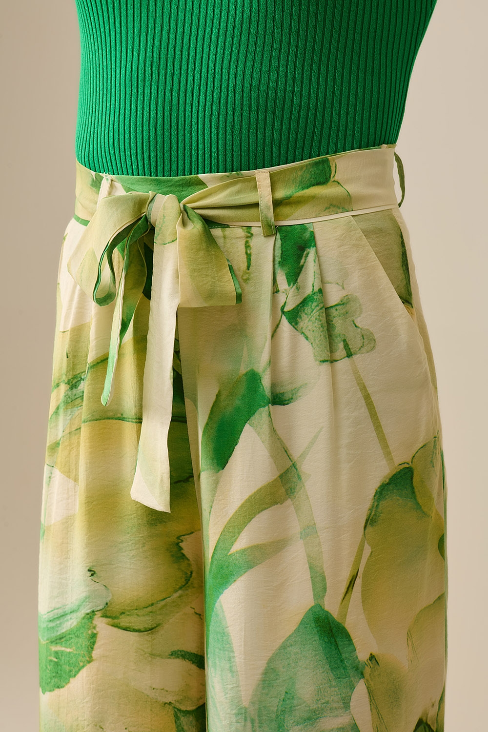 Pantalones de pata ancha con estampado de acuarela verde