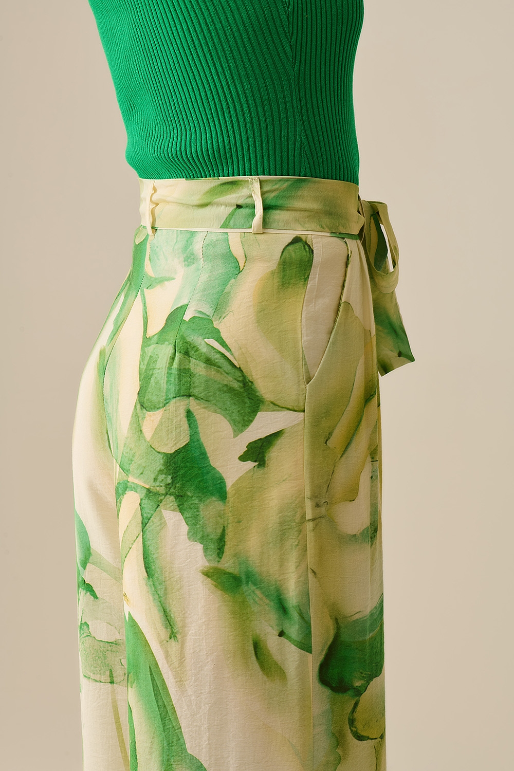 Pantalones de pata ancha con estampado de acuarela verde