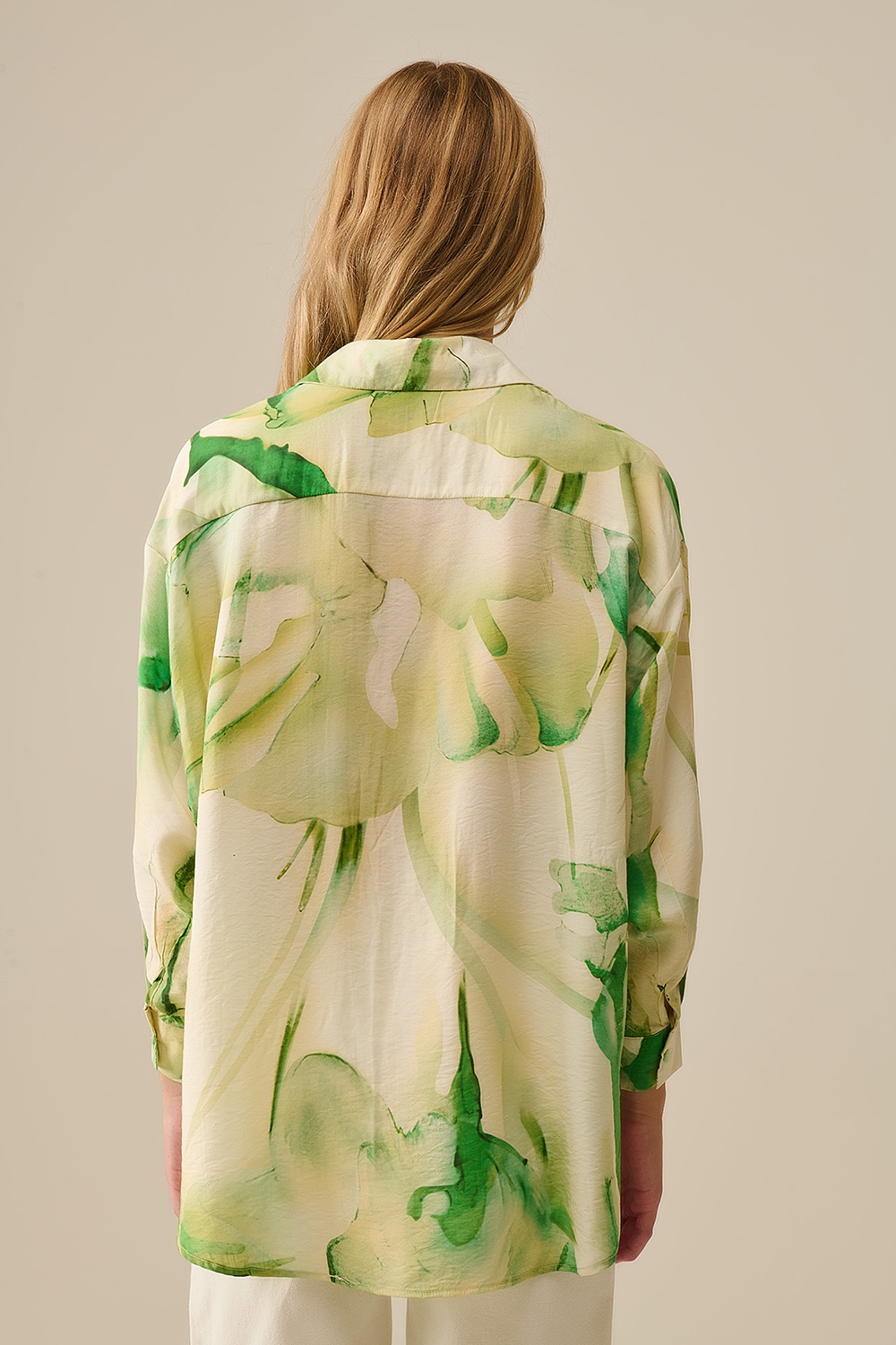 Blusa abotonada con estampado de acuarela en verde Blusa abotonada con estampado de acuarela en verde