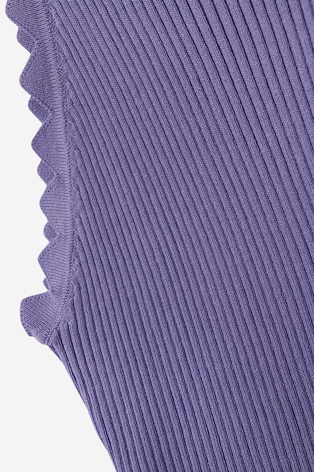 Camiseta sin mangas de color violeta claro con detalle de canalé en las axilas Camiseta sin mangas de color violeta claro con detalle de canalé en las axilas