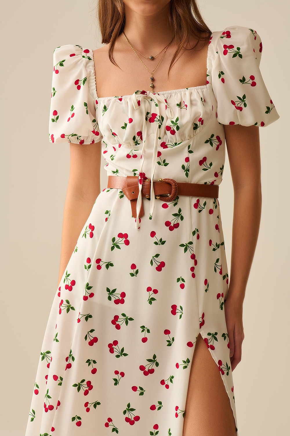 Vestido midi con estampado de cerezas y mangas abullonadas
