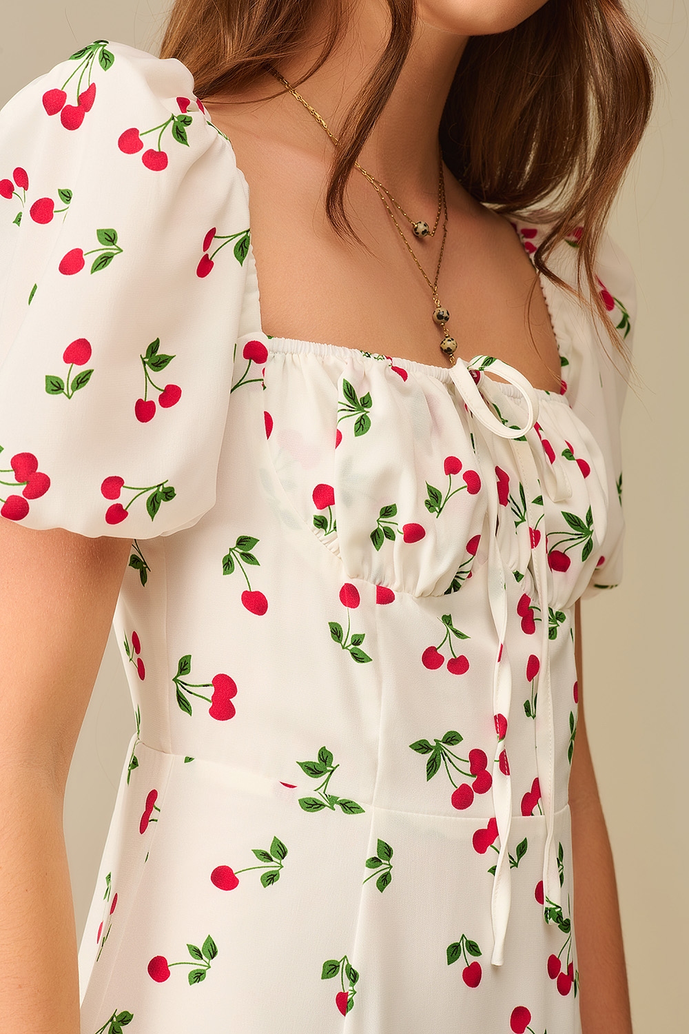 Vestido midi con estampado de cerezas y mangas abullonadas