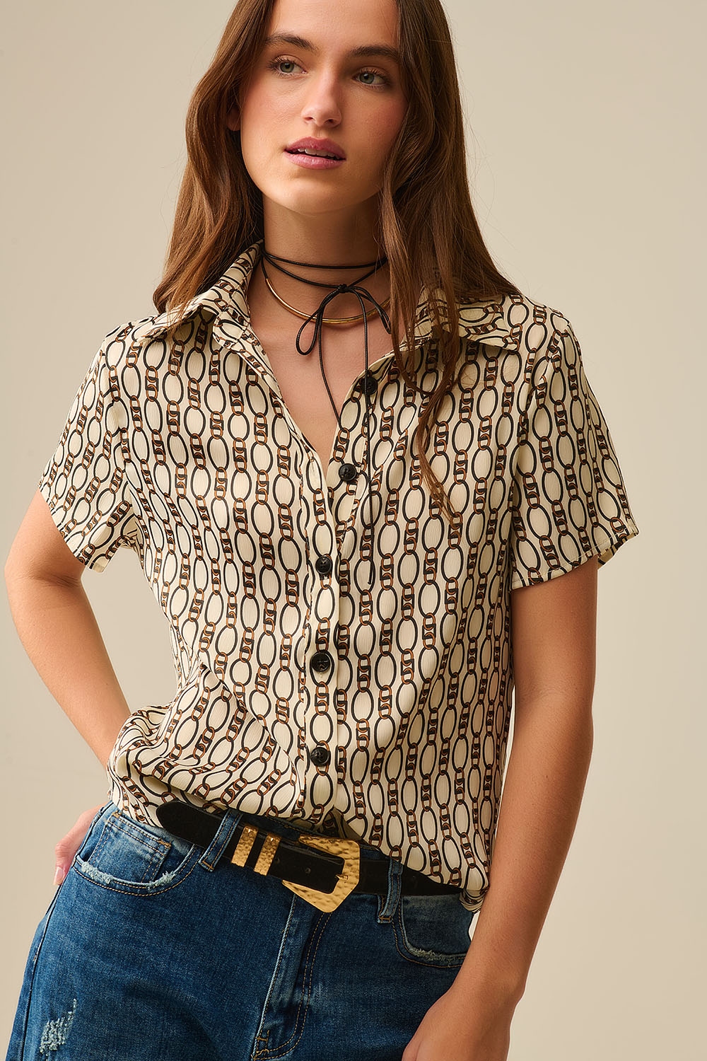 Polo beige de manga corta con estampado de cadenas