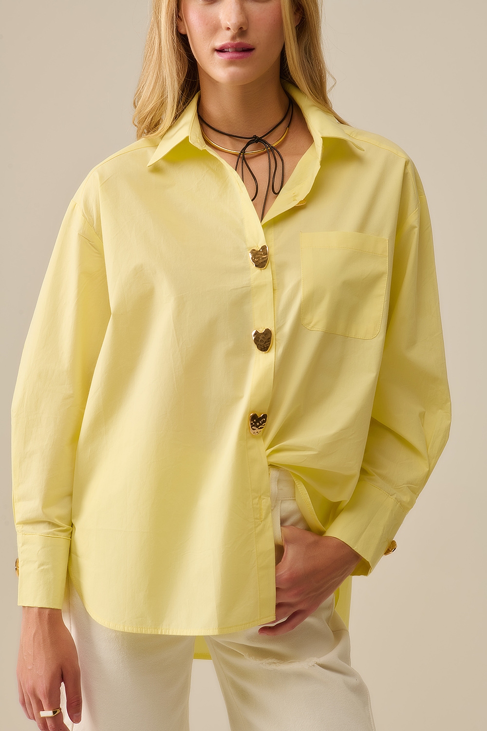 Camisa relajada de popelina con botones dorados en forma de coraz&oacute;n en amarillo