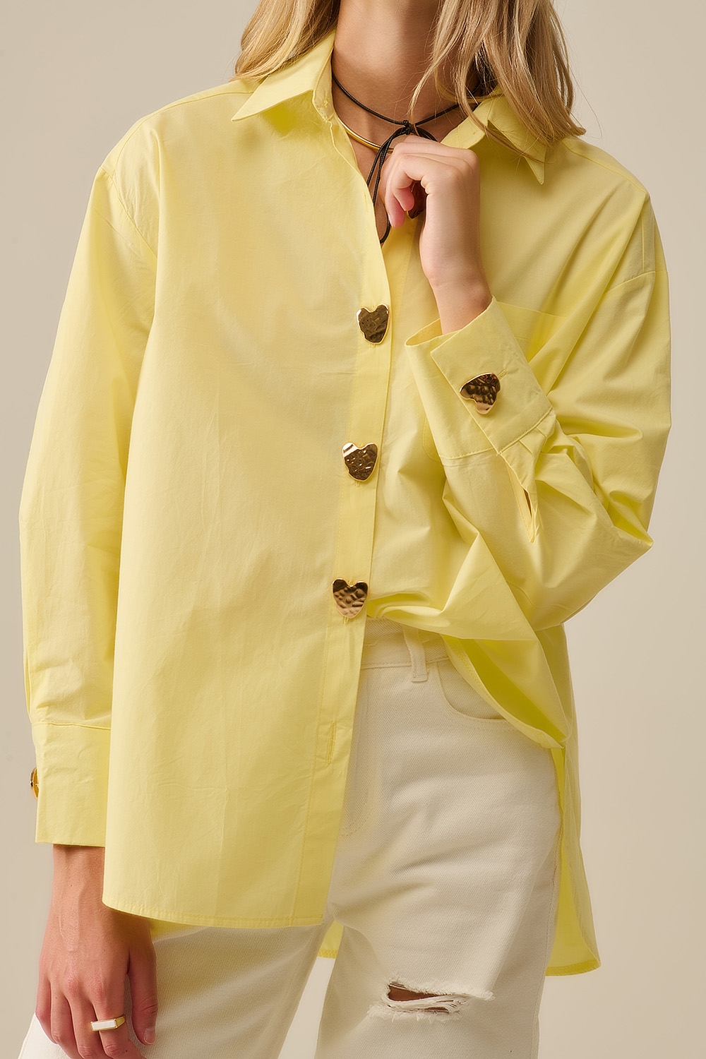 Camisa relajada de popelina con botones dorados en forma de coraz&oacute;n en amarillo