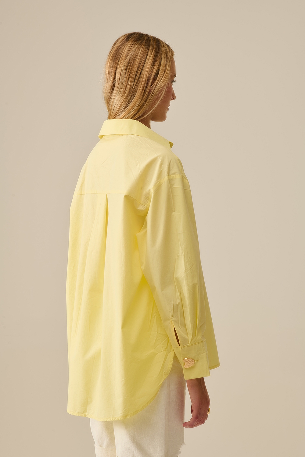 Camisa relajada de popelina con botones dorados en forma de coraz&oacute;n en amarillo