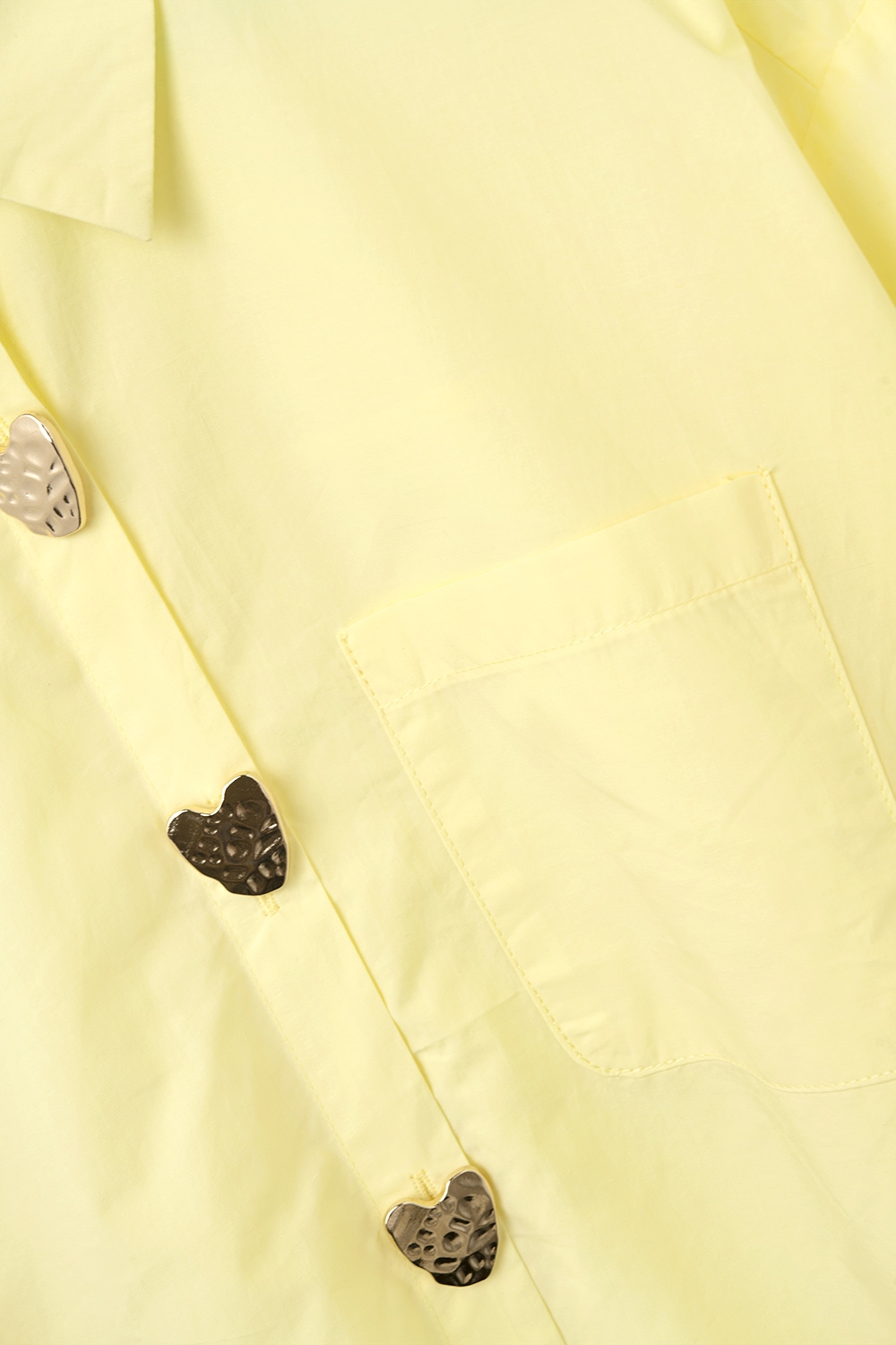 Camisa relajada de popelina con botones dorados en forma de coraz&oacute;n en amarillo