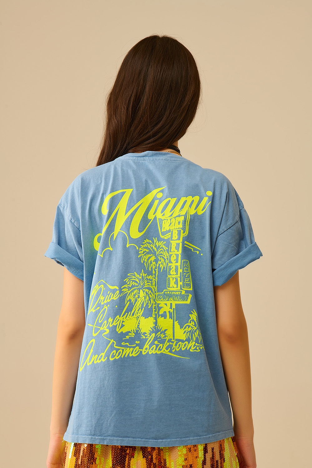 Camiseta azul con el logotipo de Miami estampado en amarillo Camiseta azul con el logotipo de Miami estampado en amarillo