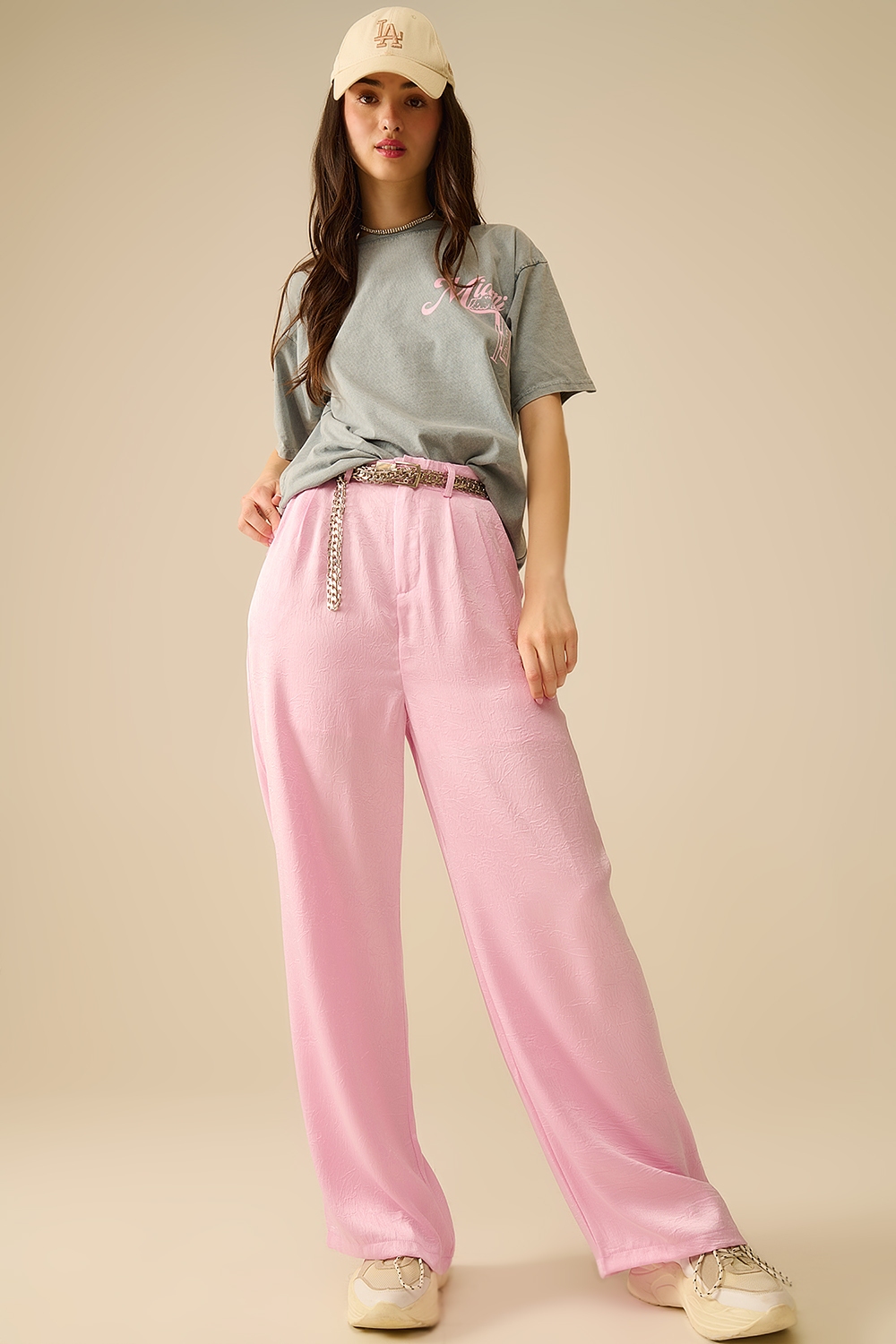 Pantalones de raso a medida con pernera ancha en rosa Pantalones de raso a medida con pernera ancha en rosa
