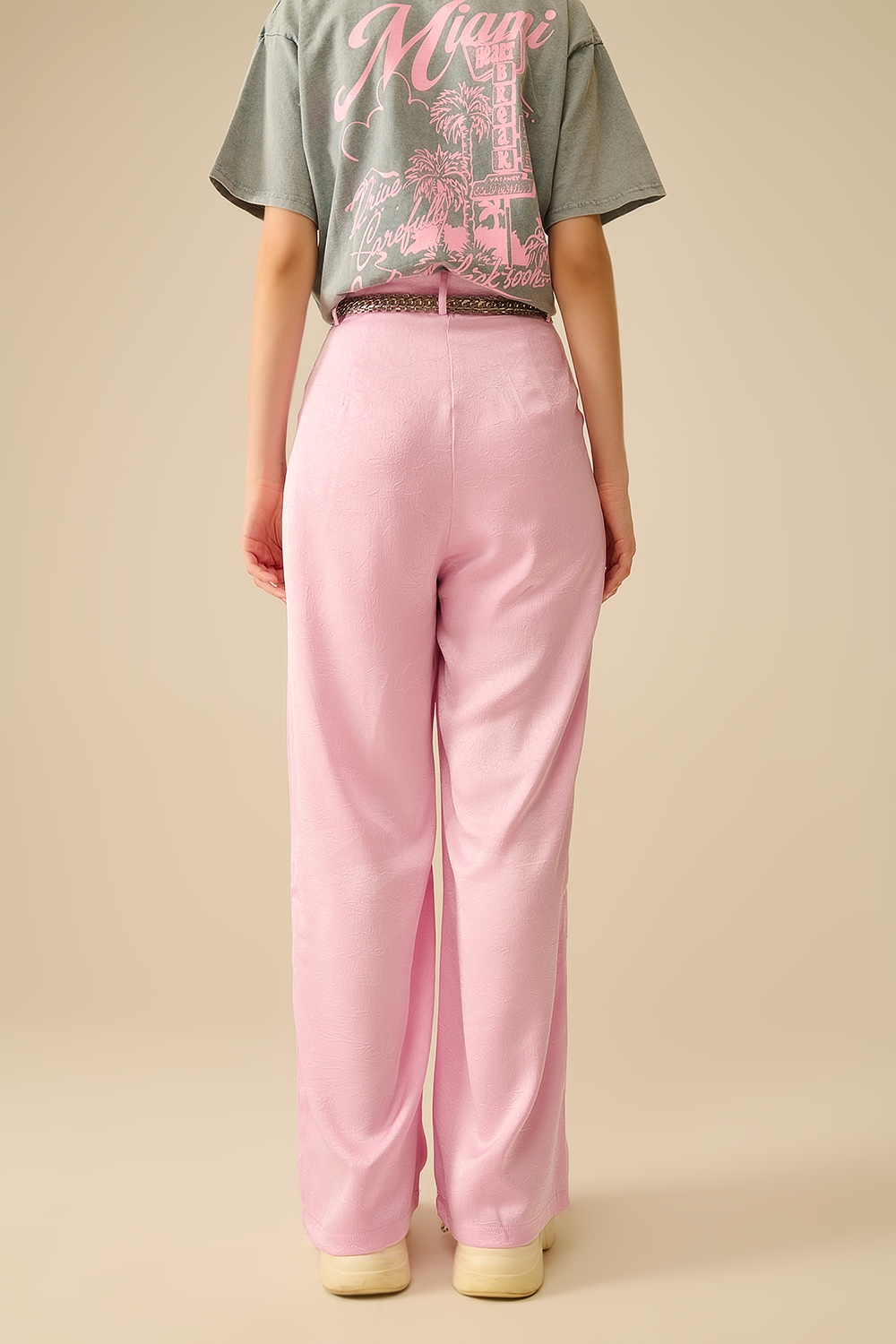 Pantalones de raso a medida con pernera ancha en rosa Pantalones de raso a medida con pernera ancha en rosa
