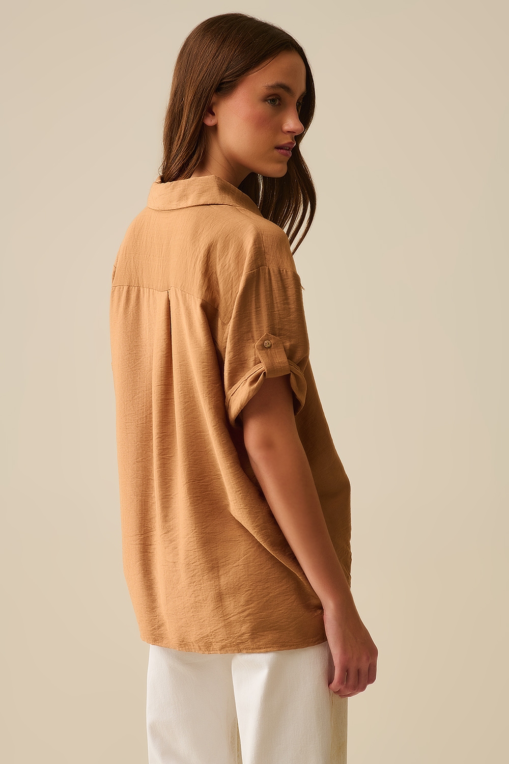Camisa relajada camel de manga corta con botones dorados Camisa relajada camel de manga corta con botones dorados