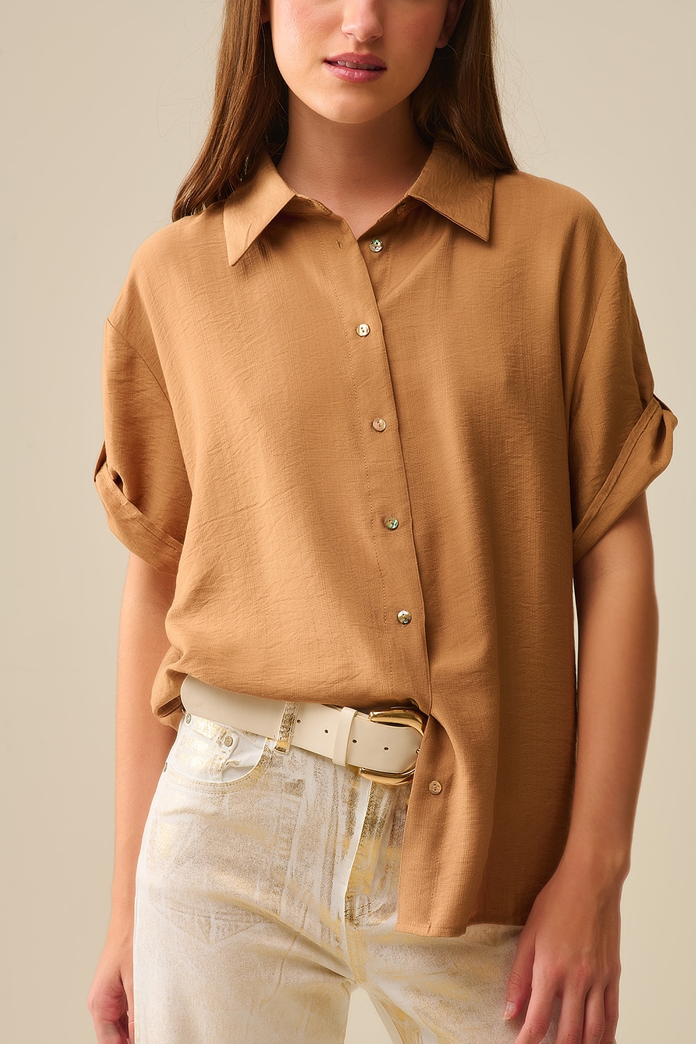 Camisa relajada camel de manga corta con botones dorados Camisa relajada camel de manga corta con botones dorados