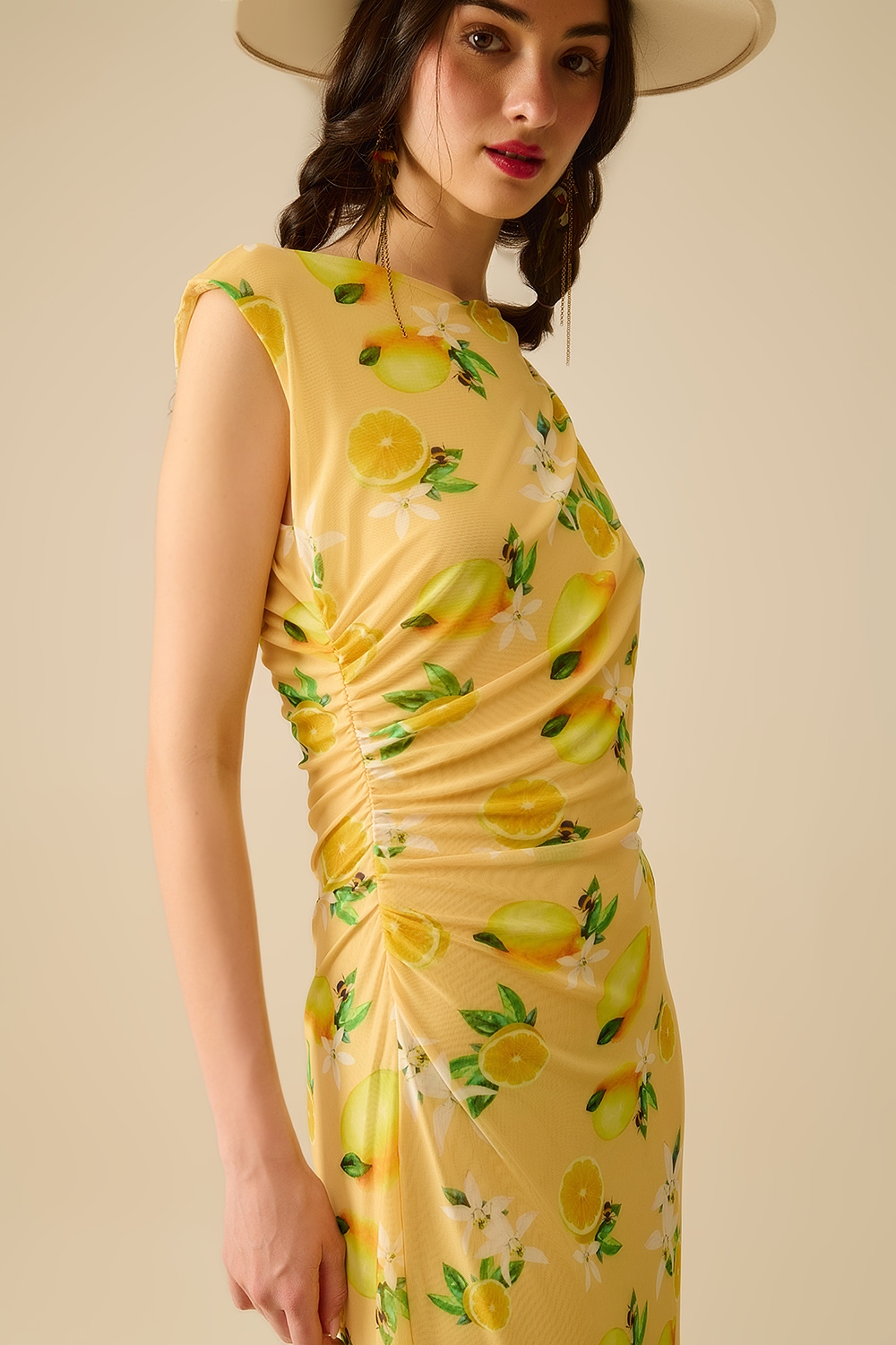 Vestido de tul con pliegues laterales en estampado amarillo lim&oacute;n