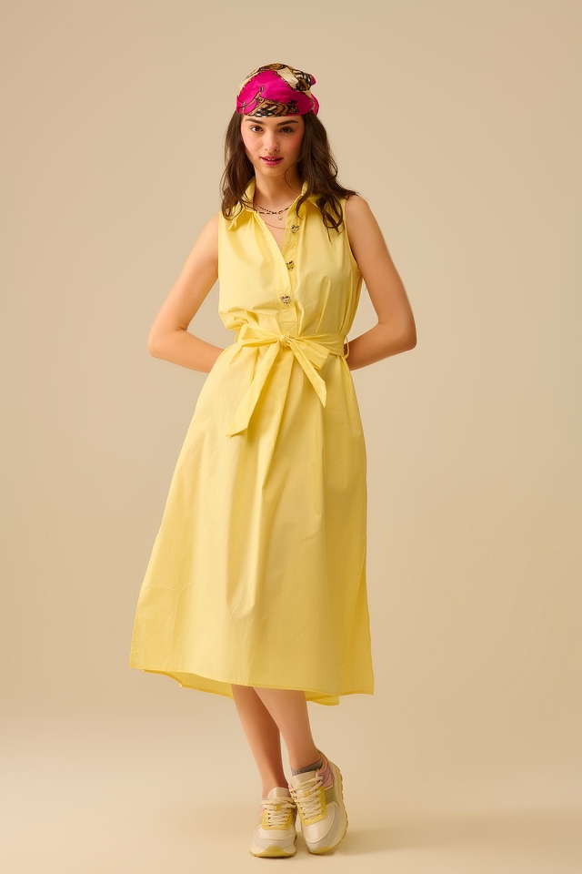 Vestido midi de popel&iacute;n amarillo con botones plateados en forma de coraz&oacute;n