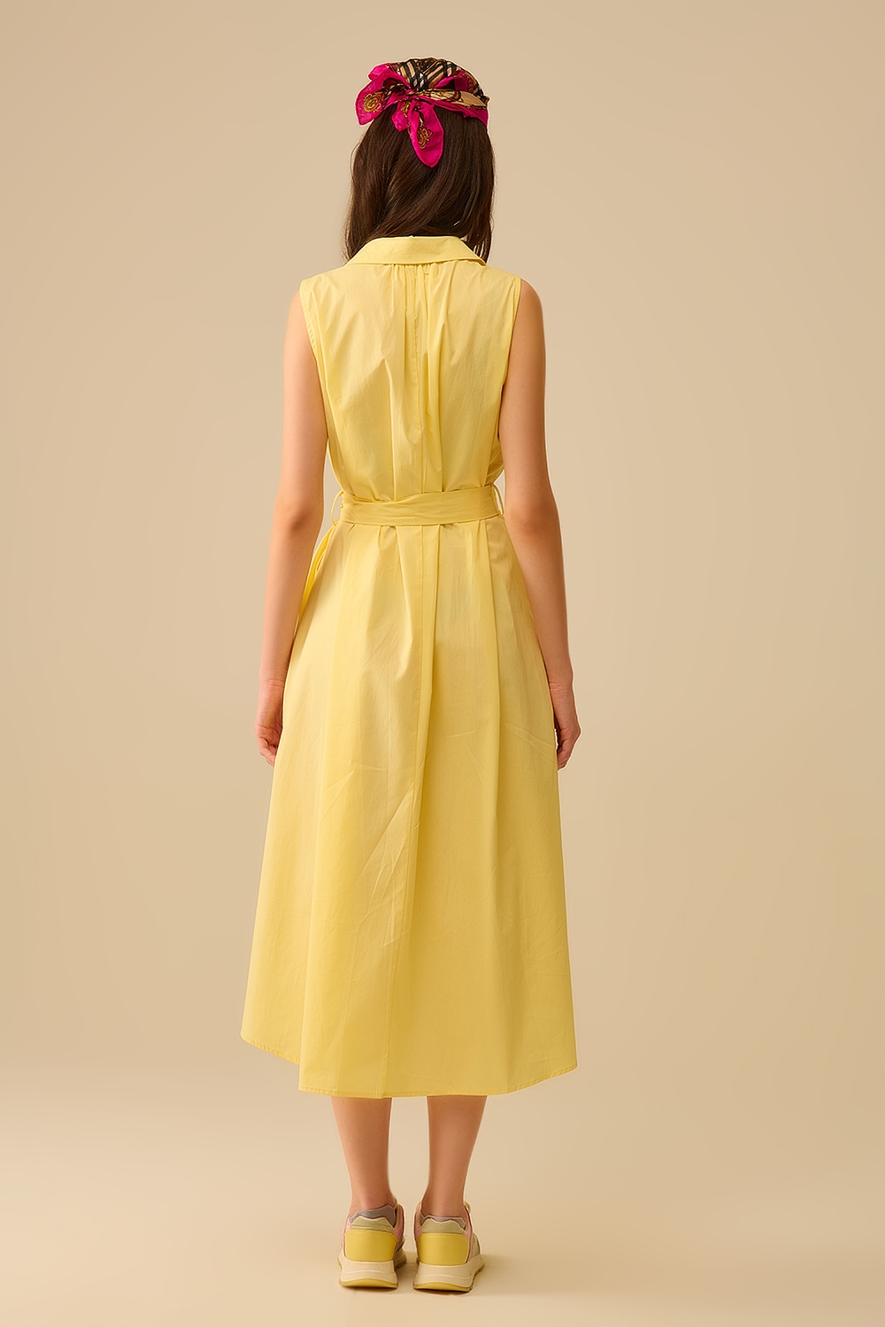 Vestido midi de popel&iacute;n amarillo con botones plateados en forma de coraz&oacute;n