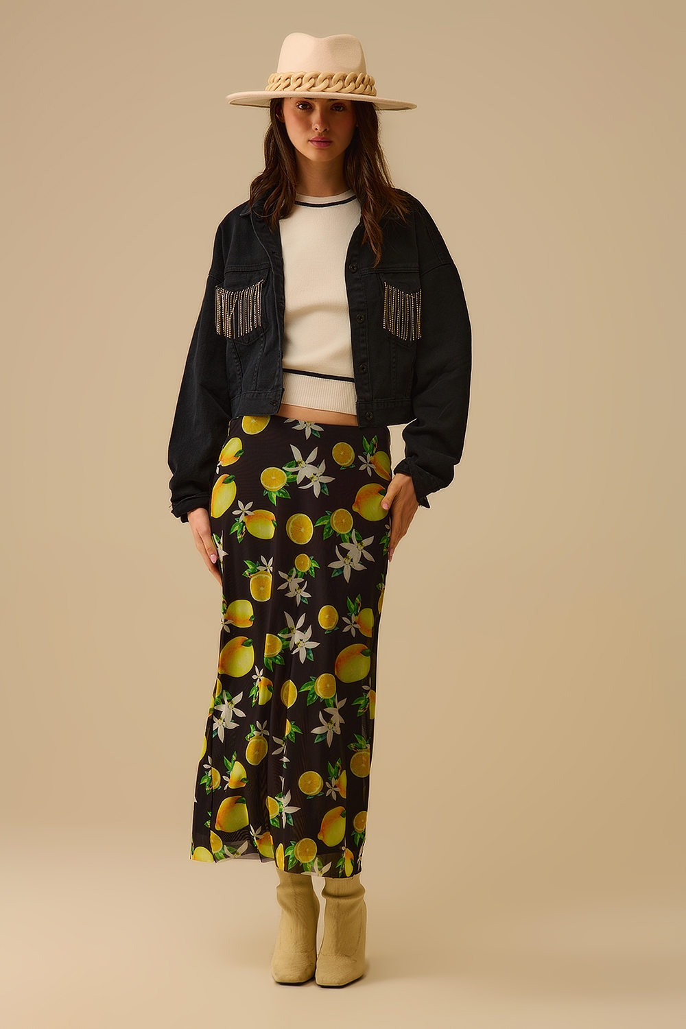 Falda midi negra ajustada con estampado de limón en tejido de malla Falda midi negra ajustada con estampado de limón en tejido de malla