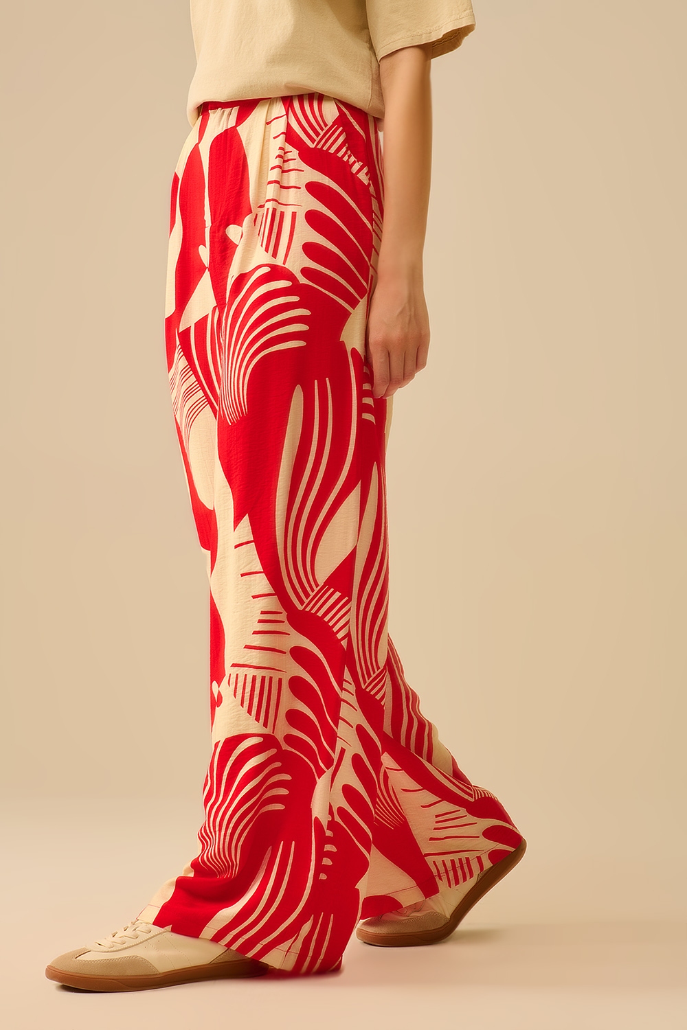 Pantalón rojo de pata ancha con estampado abstracto Pantalón rojo de pata ancha con estampado abstracto
