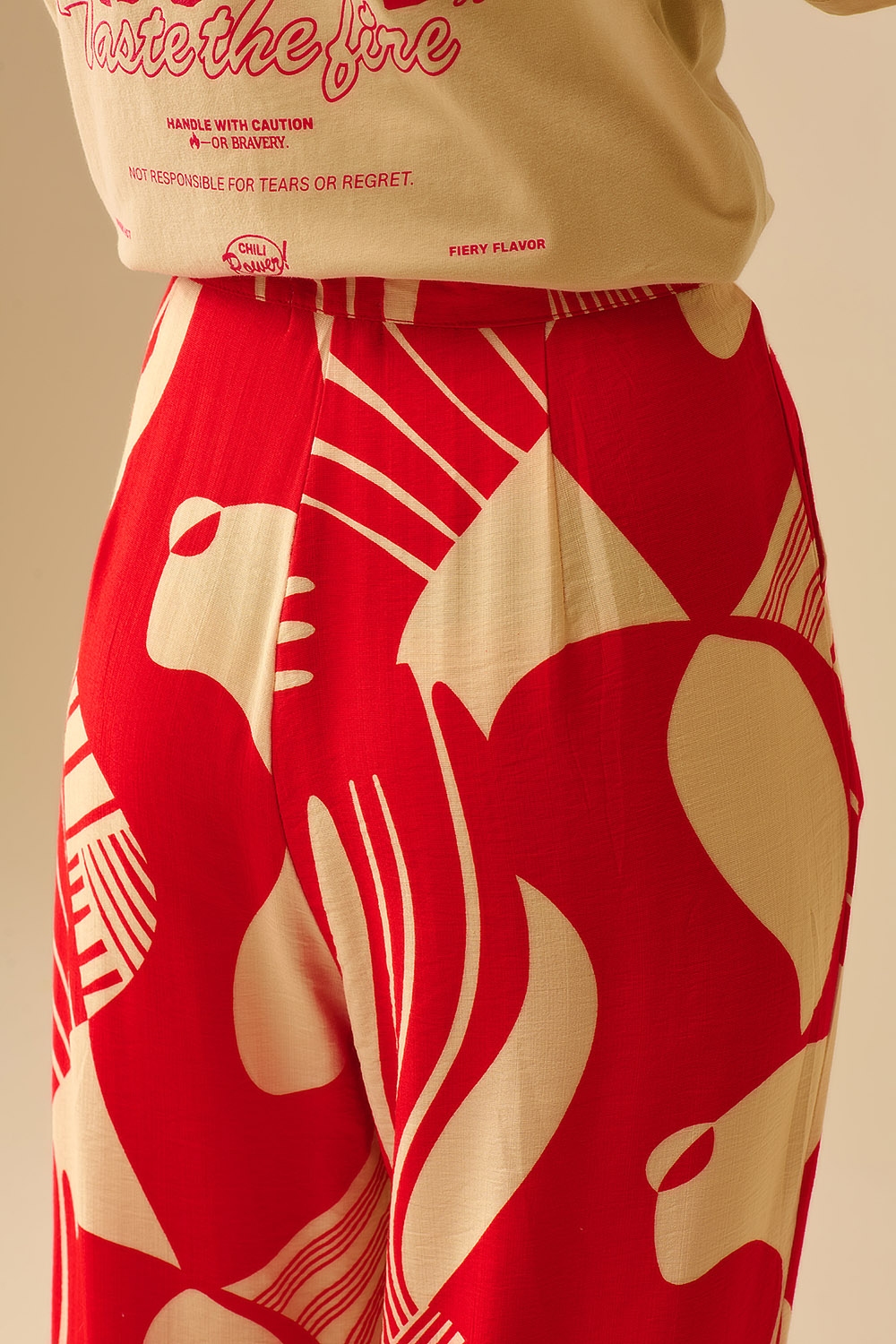 Pantalón rojo de pata ancha con estampado abstracto Pantalón rojo de pata ancha con estampado abstracto
