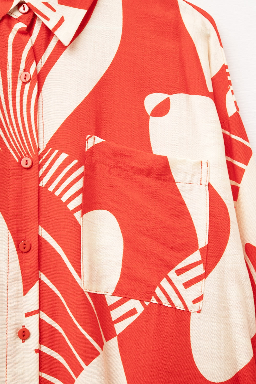 Polo rojo con estampado abstracto