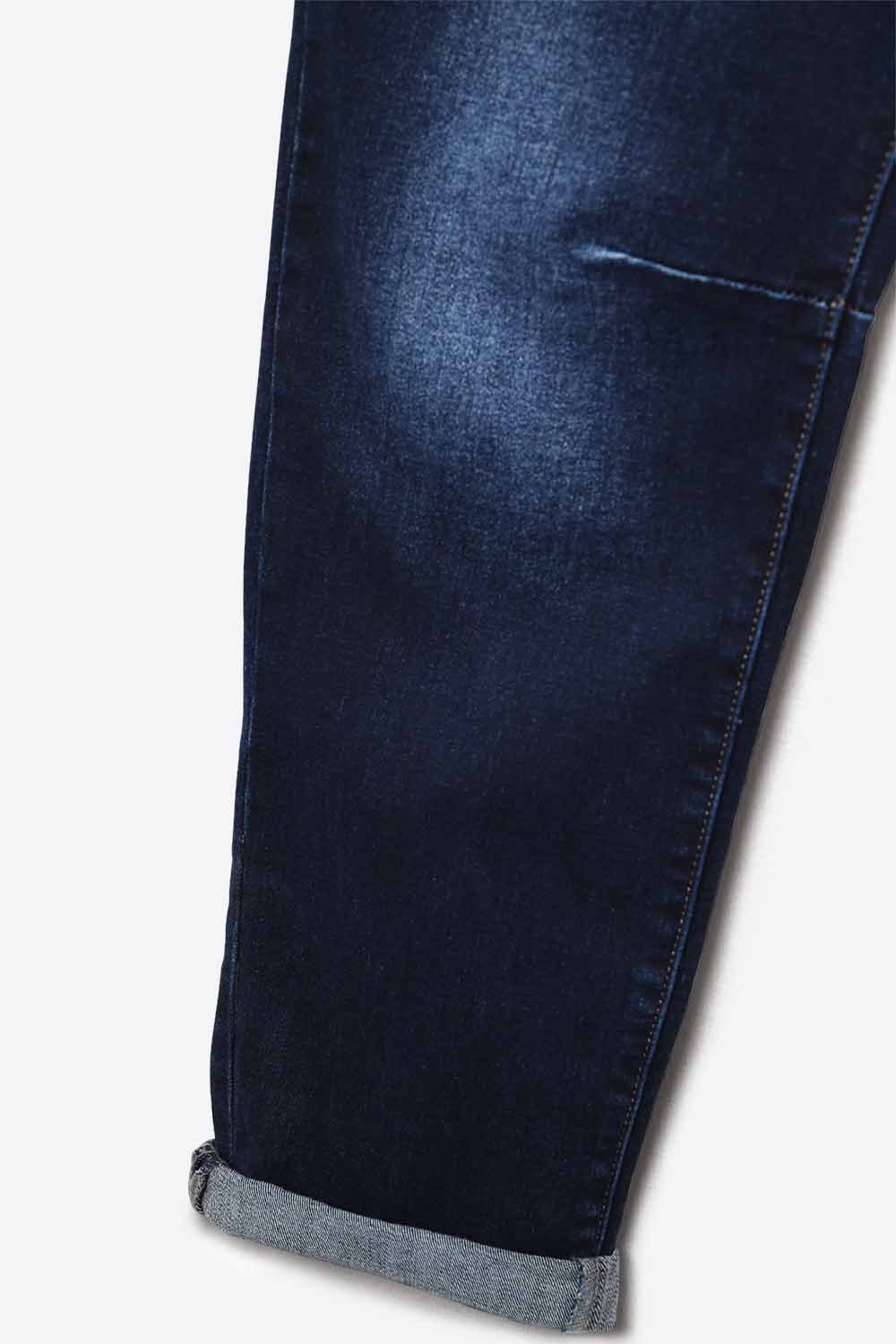 Vaqueros de lavado oscuro con costuras en contraste y dobladillos con pu&ntilde;os
